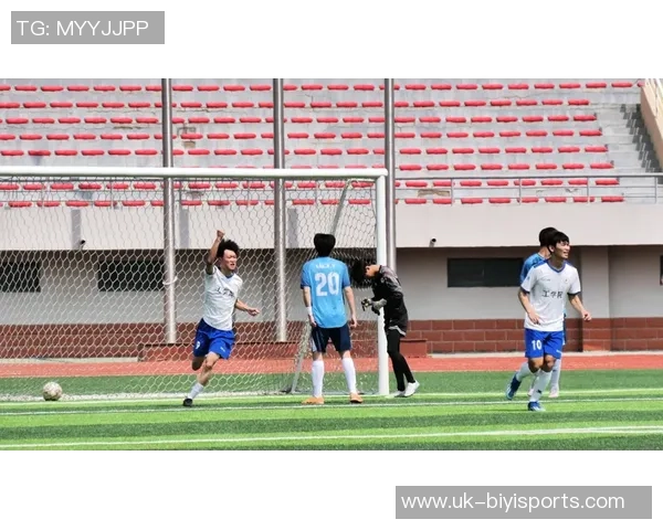 激情四溢的中学足球赛精彩瞬间视频回顾与赛场亮点分析